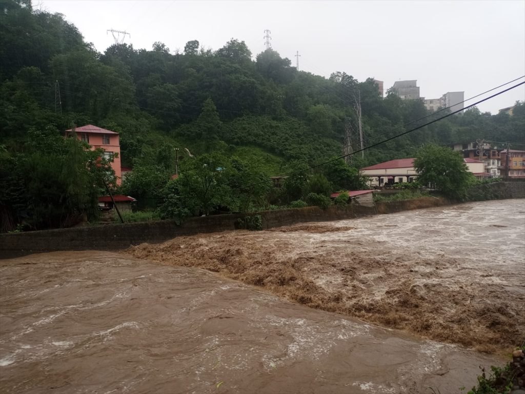 Trabzon’da dün akşam saatlerinden bu yana süren sağanak hayatı olumsuz etkiledi