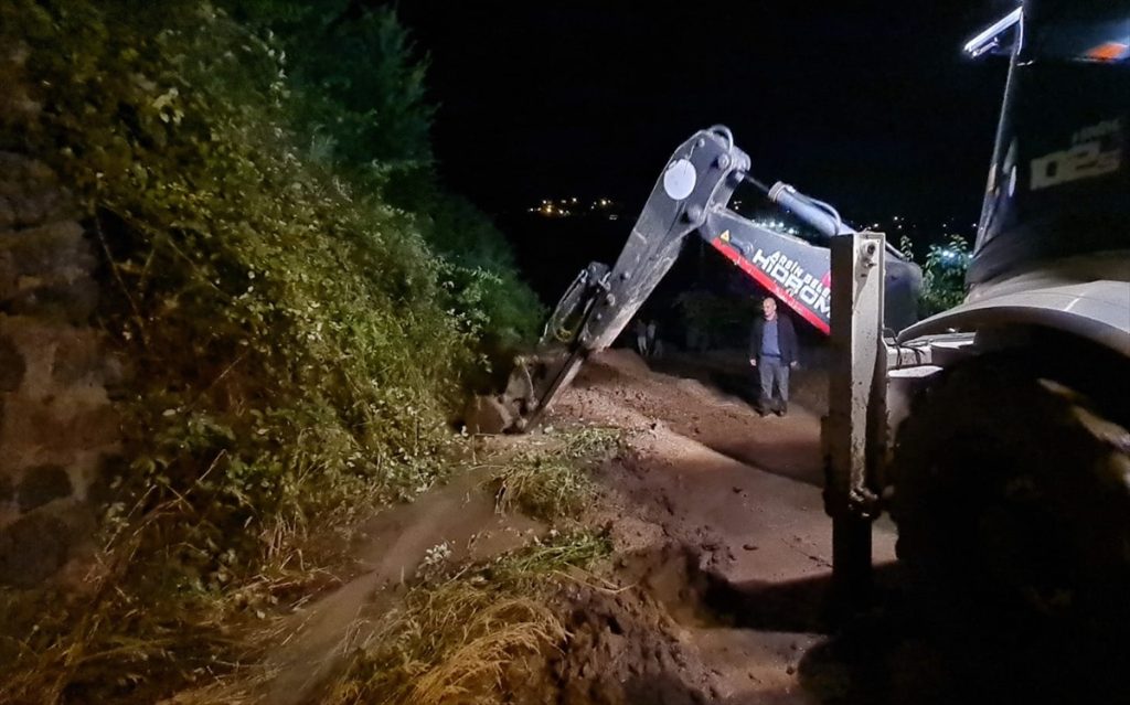 Arsin’de toprak kayması yaşanırken, bazı evleri de su bastı