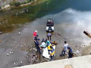 Trabzon’da göle yuvarlanan elektrikli golf aracındaki 2 turist yaralandı