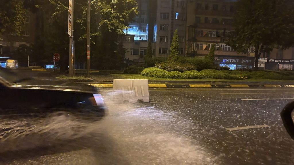 Trabzon’da sağanak hayatı olumsuz etkiledi