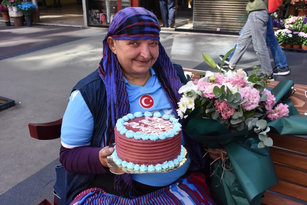 Trabzonspor Kulübü, bordo-mavili taraftar Münevver Taflan’ın doğum gününü kutladı