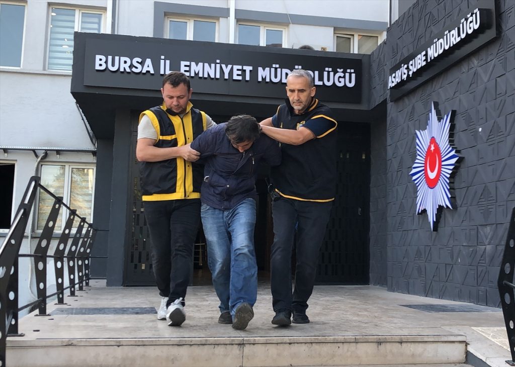 Bursa’da Trabzonspor formalı çocuğun yüzüne biber gazı sıkan bisikletli yakalandı