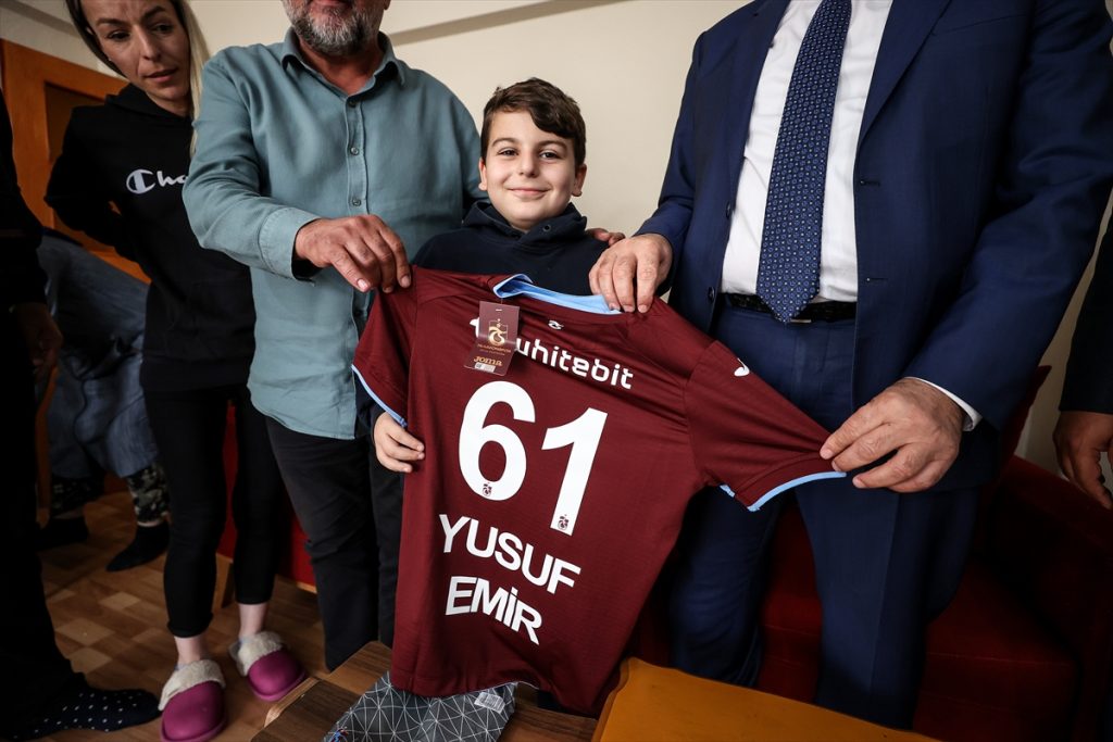 Bursa’da yüzüne biber gazı sıkılan çocuğa Trabzonspor forması hediye edildi