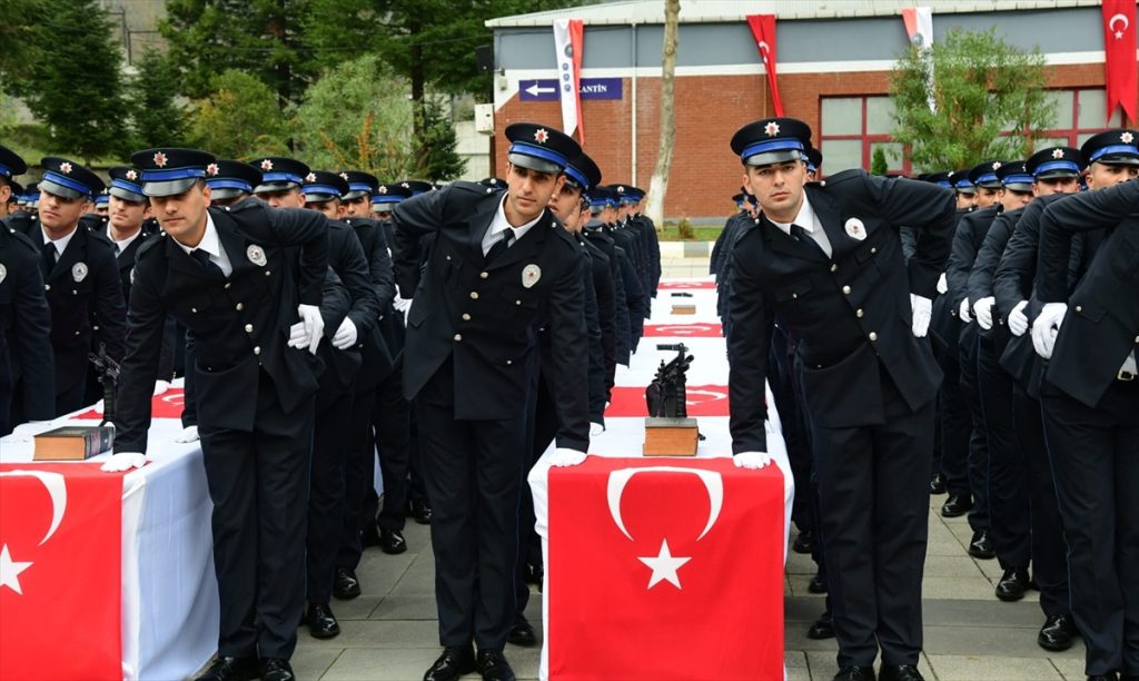 Karadeniz’de 3 ilde eğitimini tamamlayan 1212 polis adayı yemin etti
