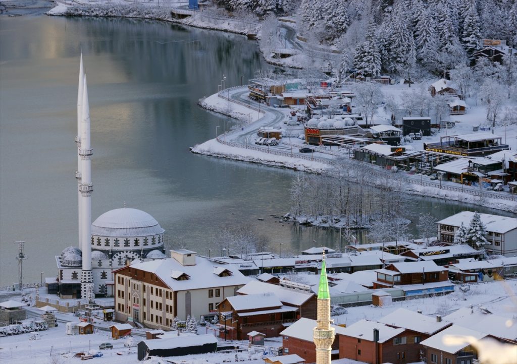 Ünlü turizm merkezi Uzungöl karla kaplandı