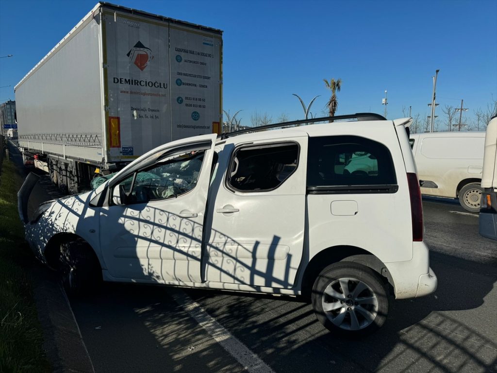 Trabzon’da tıra çarpan hafif ticari araçtaki 5 kişi yaralandı