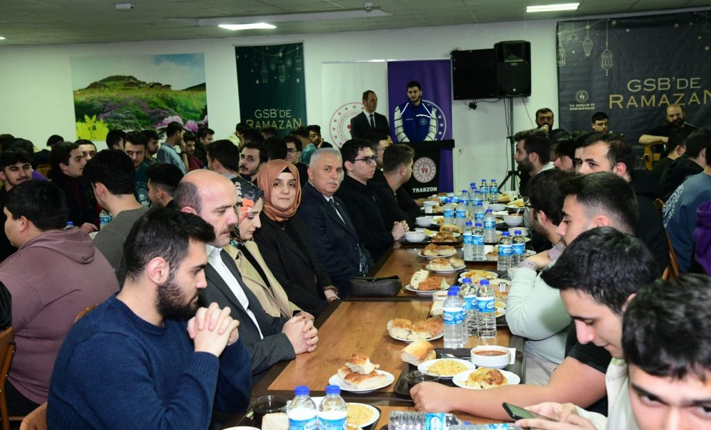 Vali Aziz Yıldırım, Öğrencilerle İftar Yaptı