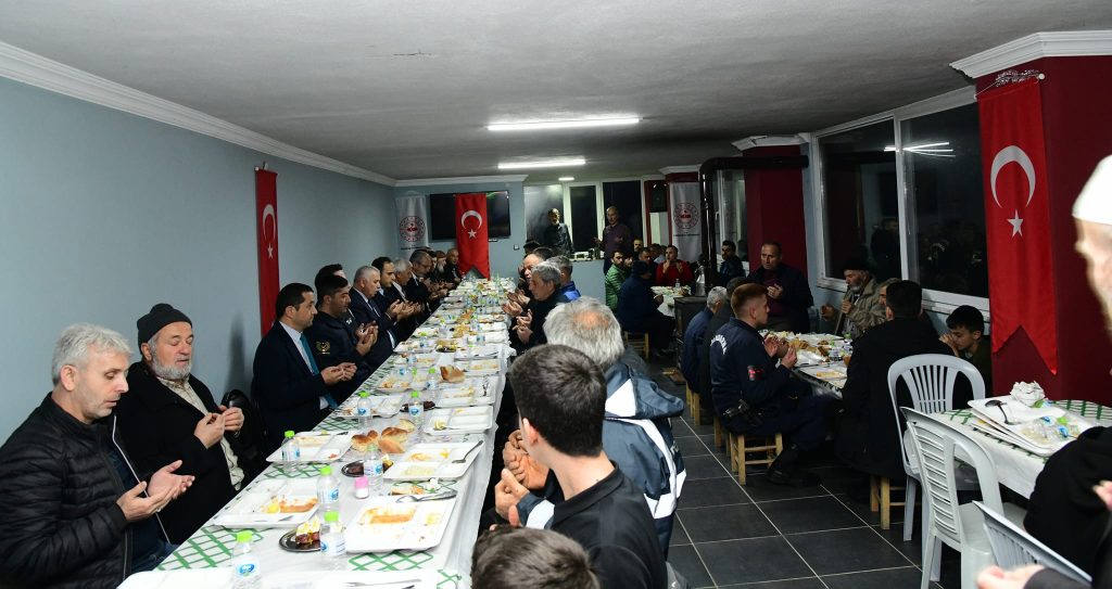 Vali Yıldırım ve Eşi Güllühan Yıldırım, Erenköy Sakinleriyle İftar Yaptı