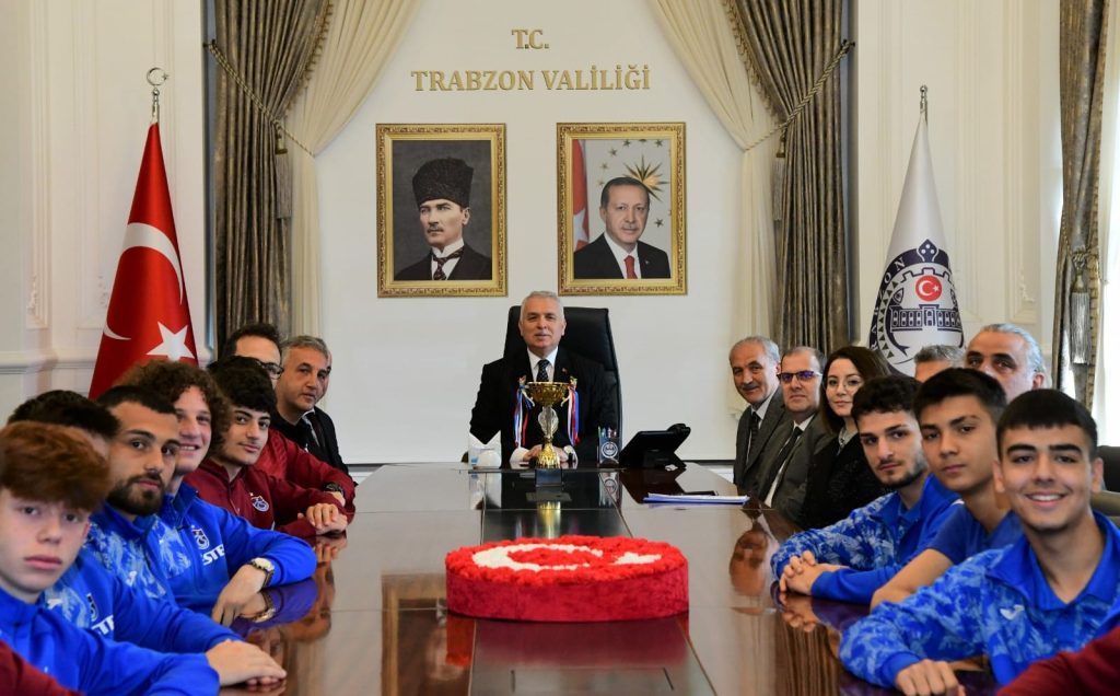 Türkiye şampiyonu Futbol Takımı, Vali Yıldırım’ı ziyaret etti