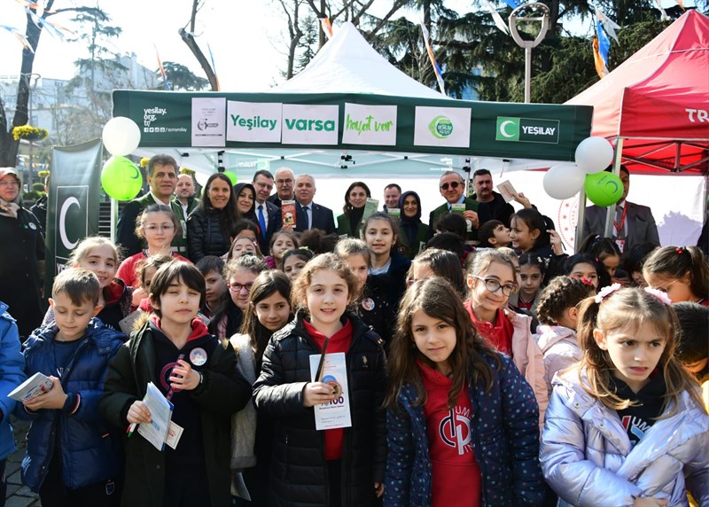 Vali Aziz Yıldırım, Yeşilay Haftası dolayısıyla kurulan Yeşilay Standını Ziyaret Etti