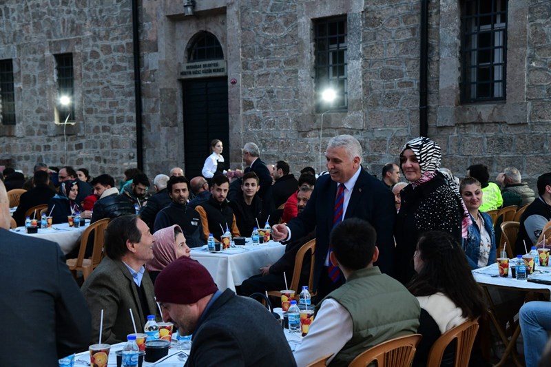 Vali Aziz Yıldırım ve Hanımefendi, Valilik Personeli Ve Valiliğimiz Çevresindeki Esnaflarla İftar Yaptı