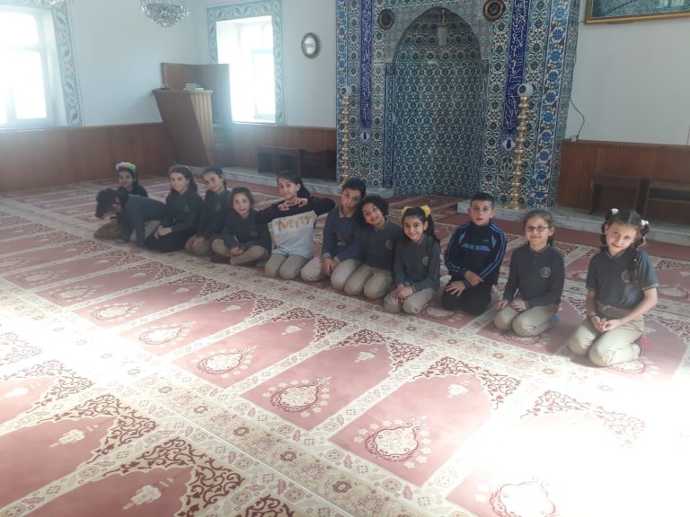 Arsin Atatürk İlkokulu Öğrencileri Hoca Yusuf Camii’ni Ziyaret Ettiler