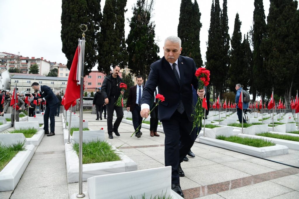 Vali Aziz Yıldırım, Ramazan Bayramı dolayısıyla Sülüklü Asri Şehitliği’ni ziyaret etti