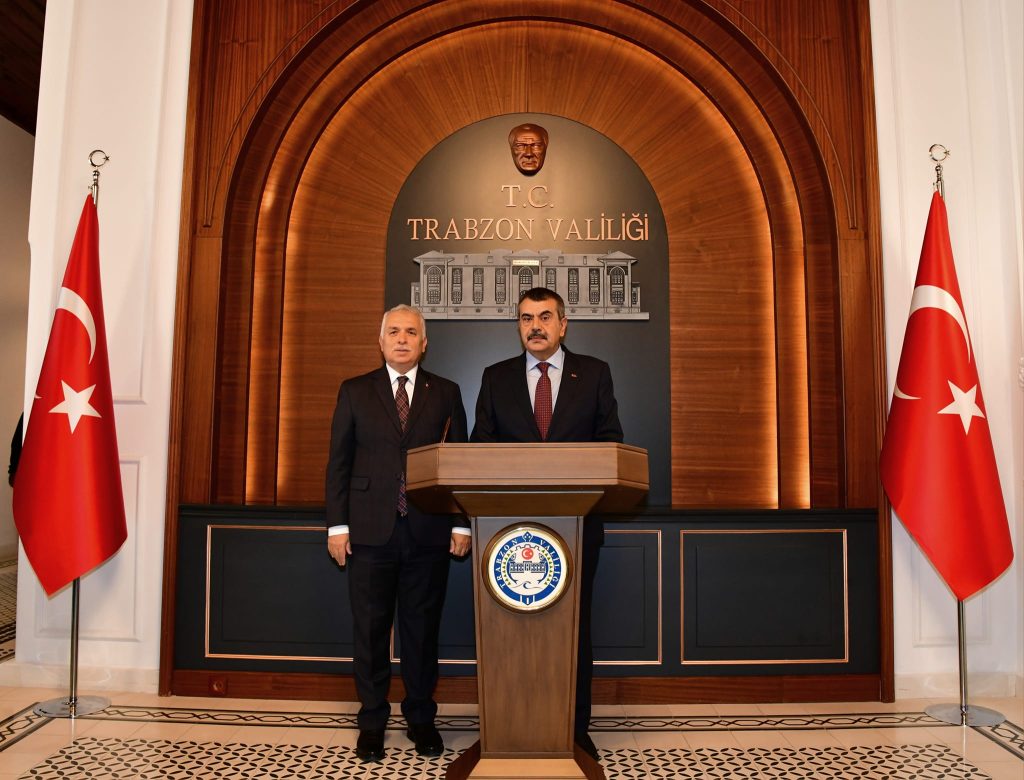 Bakan Yusuf Tekin beraberindekilerle Trabzon Valiliğini ziyaret etti