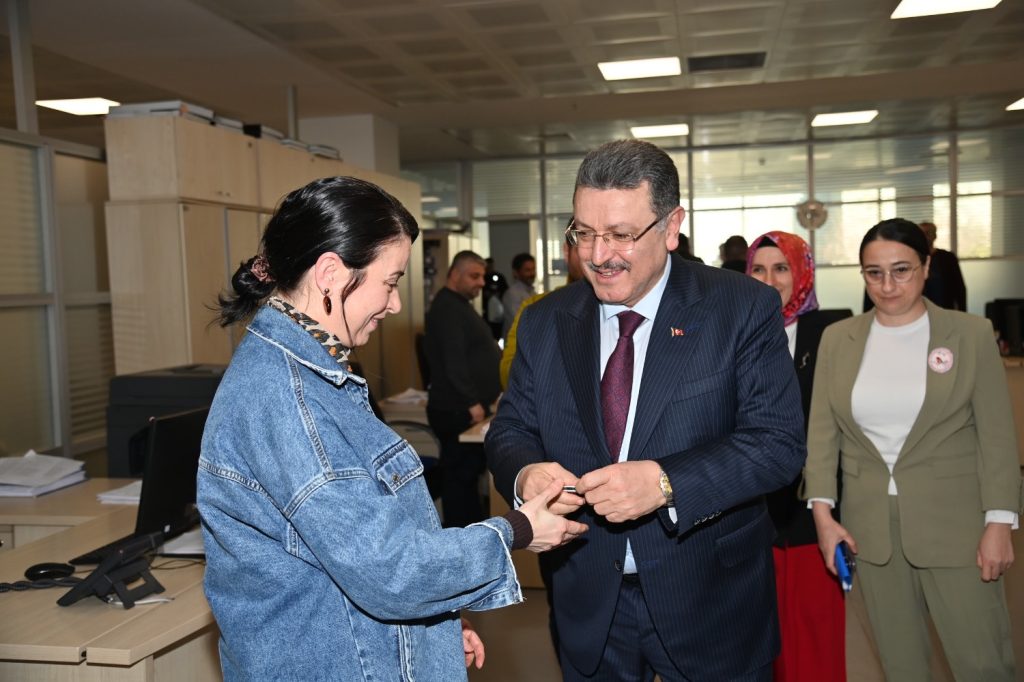 Başkan Genç’ten Kadın Personele Anlamlı Jest