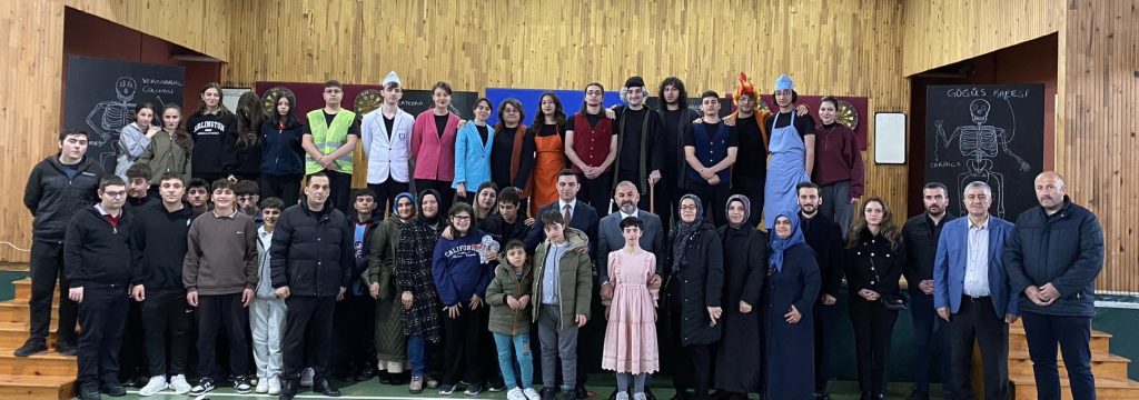 Arsin Kaymakamı Sirkeci, tiyatro gösterisine katıldı