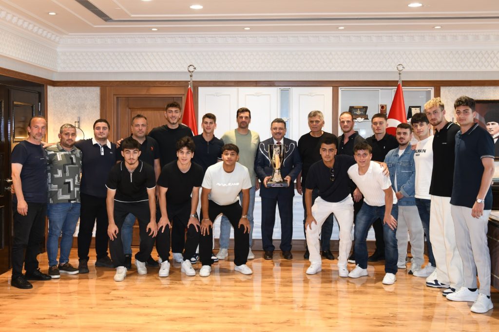 Başkan Genç’ten Şampiyonlara Hediye