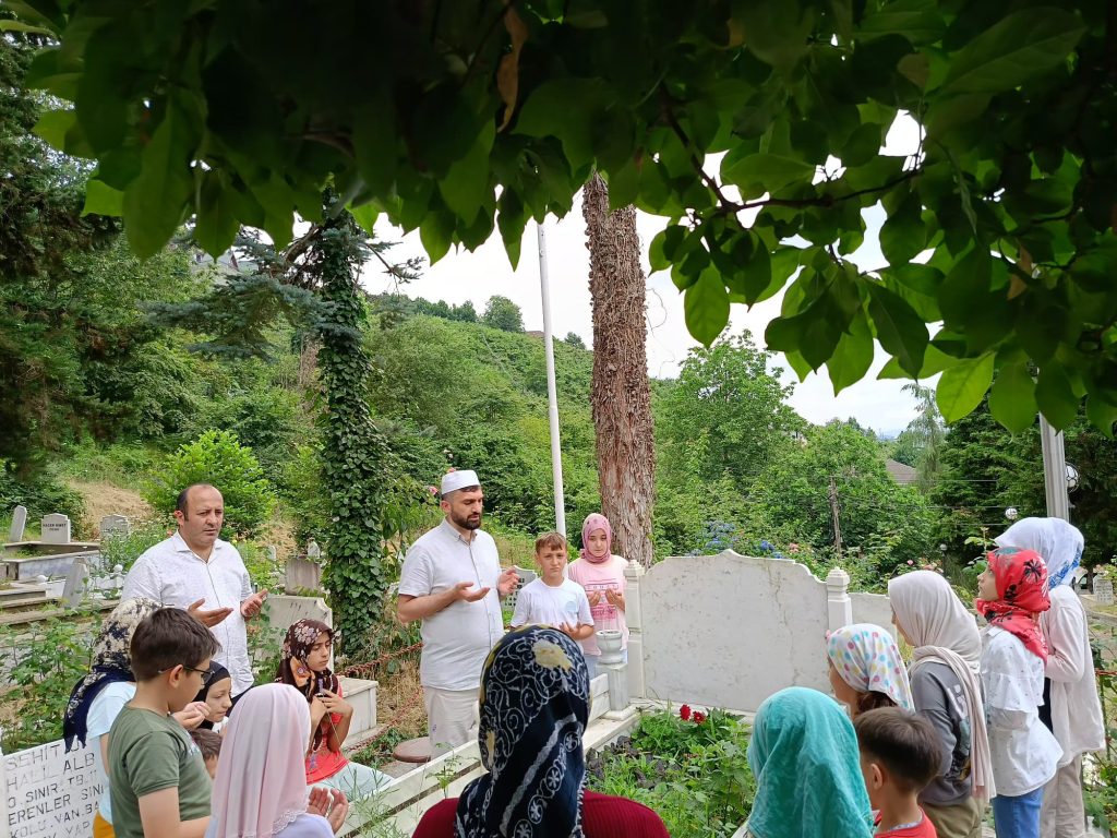 Arsin’de, şehitlerimizin kabirlerine ziyaret