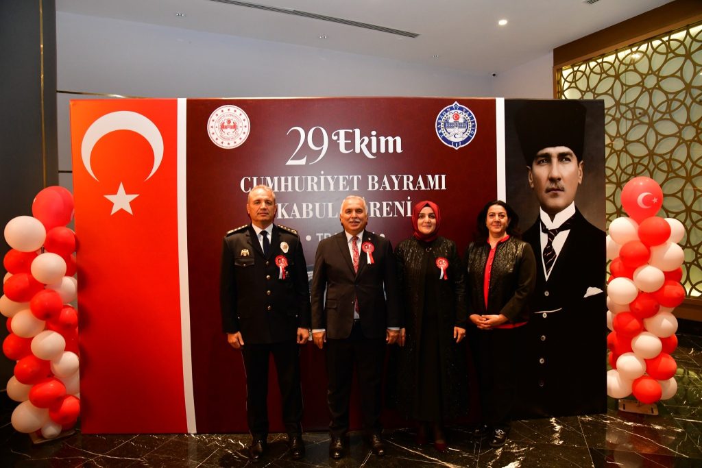 Vali Aziz Yıldırım ve Hanımefendi Himayelerinde 29 Ekim Cumhuriyet Bayramı Resepsiyonu Düzenlendi