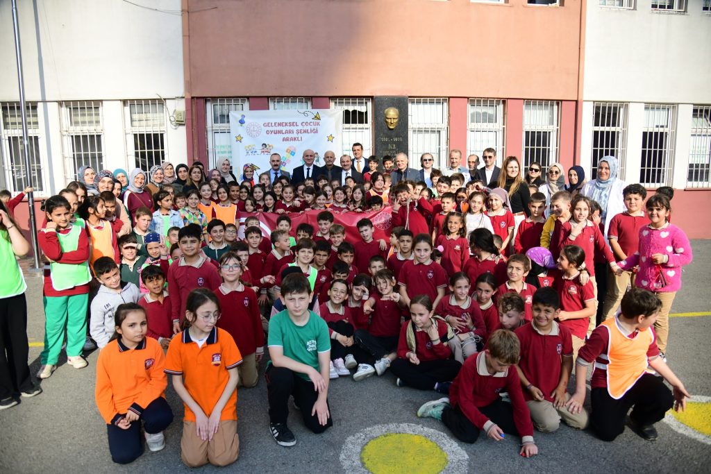 İl Millî Eğitim Müdürü Hasan Uygun, Geleneksel Çocuk Oyunları Coşkusuna Ortak Oldu