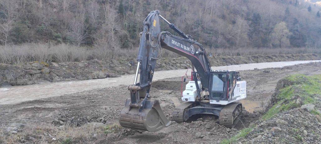 DSİ 22. Bölge Müdürlüğü’nden Arsin’de Dere Islahı Çalışması