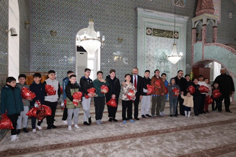 Arsin’de Çocuklara Futbol Topu Hediyesi