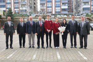 Arsin’de 18 Mart Programında Öğrencilere Ödüller Verildi