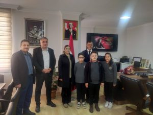 Arsin’de 23 Nisan’da Öğrenciler Müdürlük Koltuğuna Oturdu