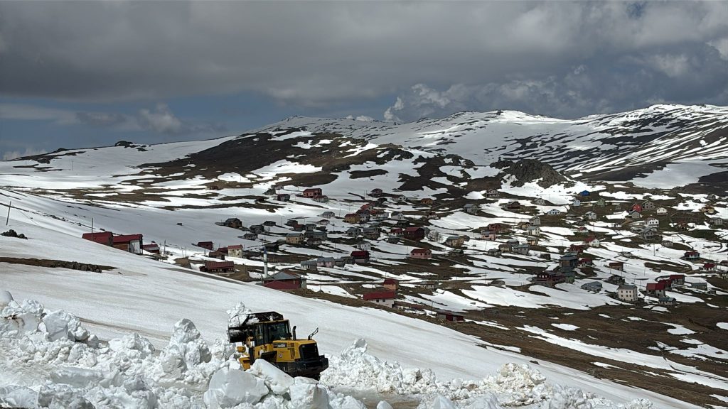 Yayla yollarında temizleme çalışmaları sürüyorYayla yollarında temizleme çalışmaları sürüyor