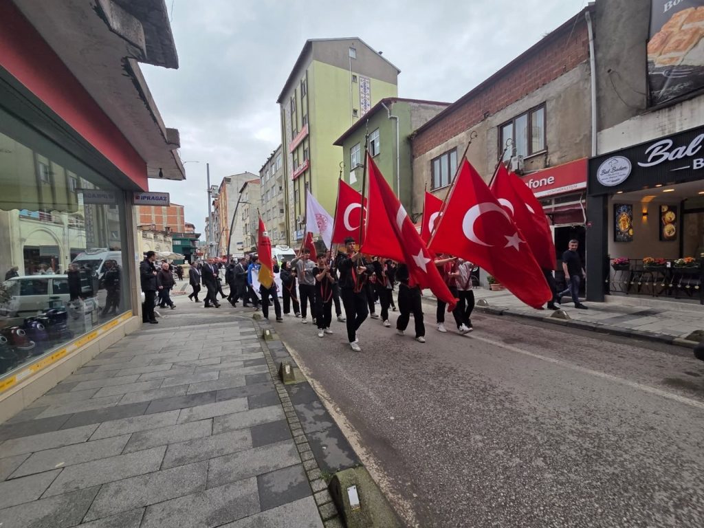Arsin’de 19 Mayıs Yürüyüşünde Türk Bayrağı Gururla Taşındı