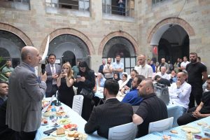 Adil Karaismailoğlu Tarihi Taşhan’da Esnafla Bir Araya Geldi